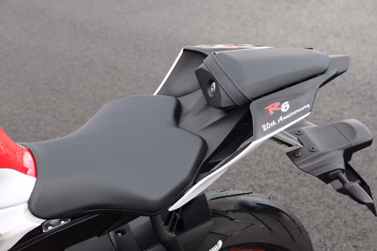 Thiết kế đuôi của YZF-R6 tương tự YZF-R1 với phần đuôi được tạo hình thành các khe gió cùng với bộ đèn hậu được đặt dọc ngay giữa. Để giảm khối lượng cho xe xuống mức tối đa, bộ khung phụ phía sau được Yamaha đúc từ magie.