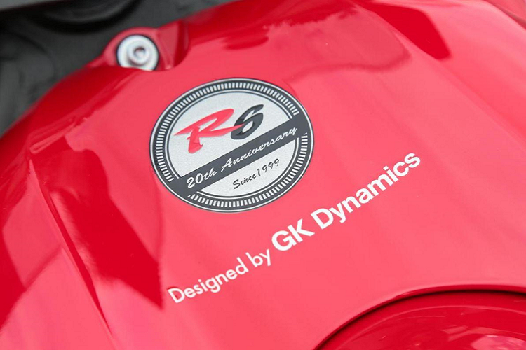 Logo phiên bản kỷ niệm 20 năm được trang trí ngay phía trên bình xăng.