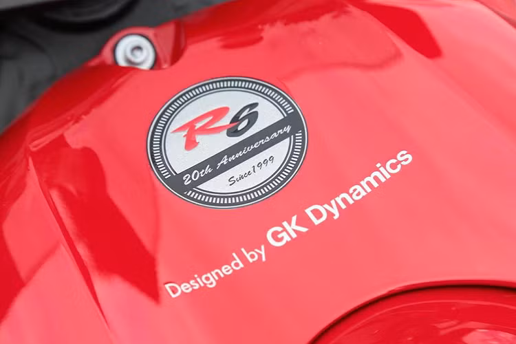 Logo phiên bản kỷ niệm 20 năm được trang trí ngay phía trên bình xăng.