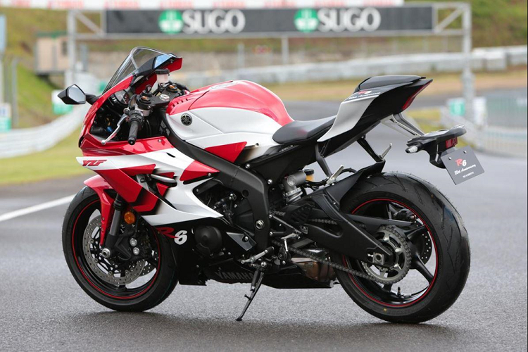 Xe được trang bị hộp số 6 cấp cùng ly hợp chống trượt. YZF-R6 là một trong những mẫu sport bike đầu tiên được trang bị hệ thống ga điện tử với chip điều khiển cổ hút YCC-I và tay ga điện tử YCC-T.