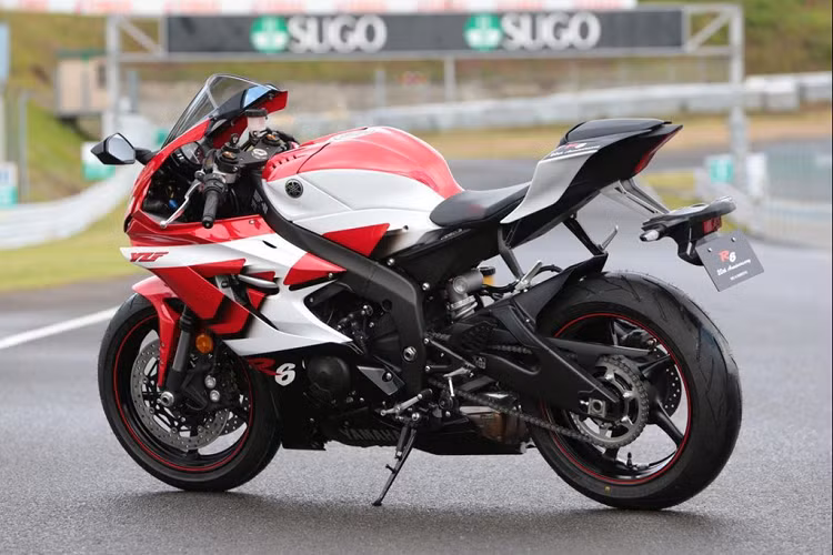 Xe được trang bị hộp số 6 cấp cùng ly hợp chống trượt. YZF-R6 là một trong những mẫu sport bike đầu tiên được trang bị hệ thống ga điện tử với chip điều khiển cổ hút YCC-I và tay ga điện tử YCC-T.