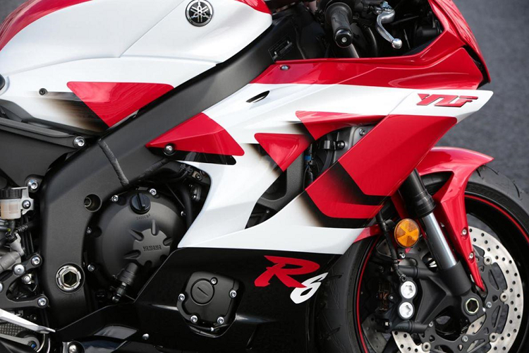 Chiếc xe sở hữu tông màu đen-đỏ tương tự phiên bản YZF-R6 sản xuất lần đầu tiên vào năm 1999. Thiết kế bộ tem đơn giản nhưng nổi bật, phần trên là sự kết hợp giữa màu đỏ phối với màu trắng, tương phản với màu đen của dàn quây thân dưới của xe.