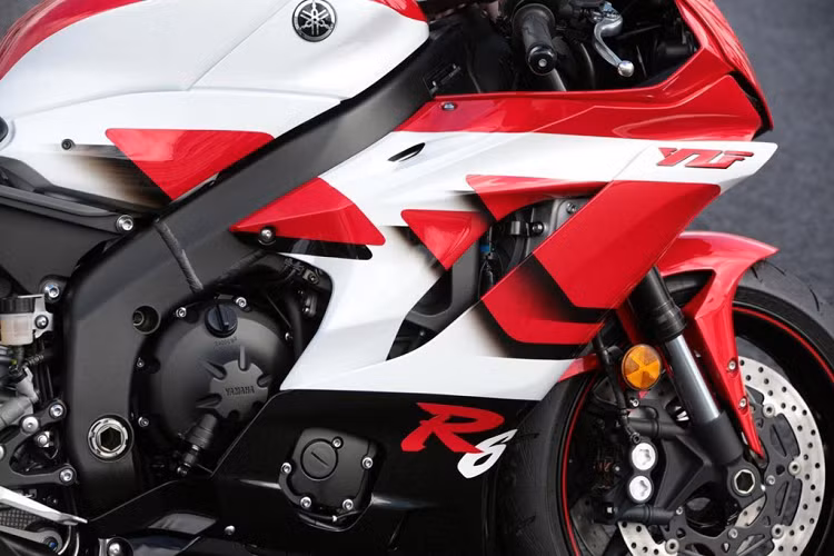 Chiếc xe sở hữu tông màu đen-đỏ tương tự phiên bản YZF-R6 sản xuất lần đầu tiên vào năm 1999. Thiết kế bộ tem đơn giản nhưng nổi bật, phần trên là sự kết hợp giữa màu đỏ phối với màu trắng, tương phản với màu đen của dàn quây thân dưới của xe.