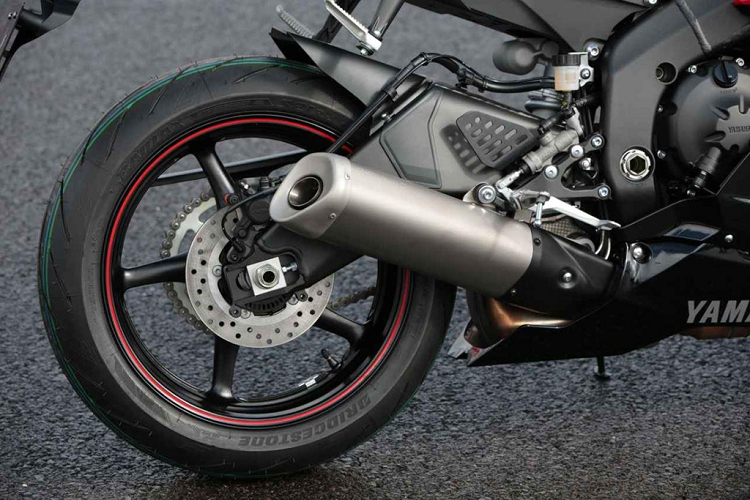 YZF-R6 trang bị động cơ 4 xy-lanh thẳng hàng có dung tích 599 cc, DOHC, làm mát bằng dung dịch cho công suất của xe có thể đạt được là 117 mã lực tại 7.500 vòng/phút. Trong phân khúc 600 cc, YZF-R6 là mẫu xe có khối lượng nhẹ nhất chỉ 169 kg và trục cơ sở ngắn nhất.