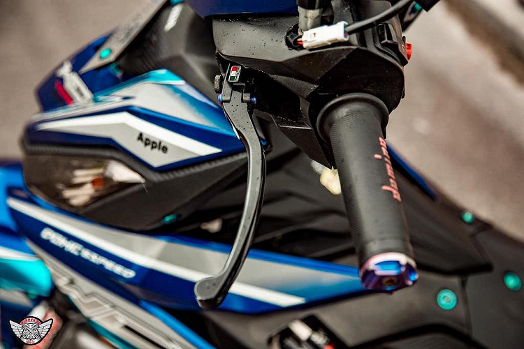 Ngoài cùm phanh, cùm côn nguyên bản cũng đã được thay bằng cùm dây TWM, đem tới cảm giác bóp côn nhẹ hơn. Chiếc Winner 150 vốn được trang bị bảng đồng hồ với báo tua máy lớn, cùng với một màn hình hiển thị những thông tin cơ bản nhất.