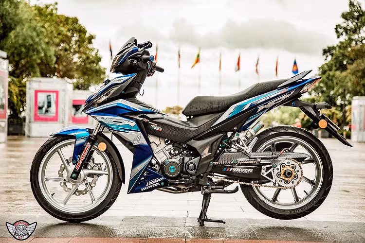 Sự khác biệt đầu tiên là: thiết kế như một chiếc "Wave cao cấp" thay vì mang hơi hướng của mô tô phân khối lớn như đối thủ Exciter 150. Mặc dù vậy, Honda Winner 150 cũ vẫn là một dòng xe có kiểu dáng khá thể thao sắc sảo và dễ dàng để độ lại.