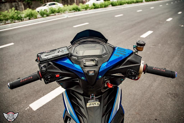 Chính vì vậy, chủ xe đã tìm cách chế mủ nhựa đầu để gắn đồng hồ điện tử hiện đại hơn của mẫu minibike Honda MSX 125. Nằm bên dưới đồng hồ này là một màn hình nhỏ Koso Mini 3, đem tới thêm các thông tin như đo nhiệt độ và điện áp của chiếc xe.