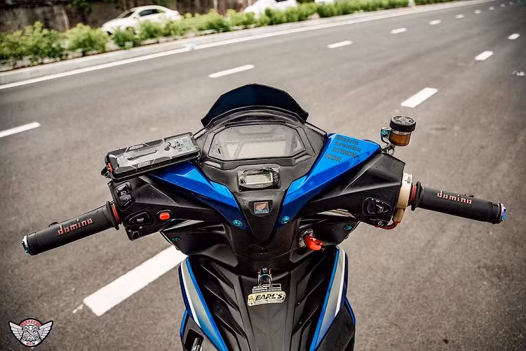 Chính vì vậy, chủ xe đã tìm cách chế mủ nhựa đầu để gắn đồng hồ điện tử hiện đại hơn của mẫu minibike Honda MSX 125. Nằm bên dưới đồng hồ này là một màn hình nhỏ Koso Mini 3, đem tới thêm các thông tin như đo nhiệt độ và điện áp của chiếc xe.