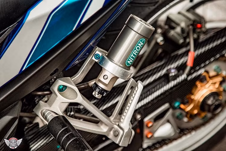 Hệ thống phanh sau của chiếc xe cũng được nâng cấp nhẹ với pen đạp Brembo.