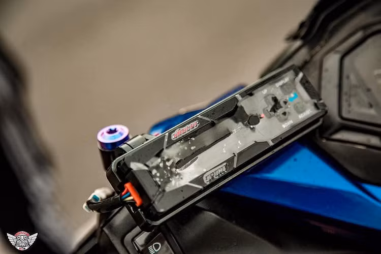 Nằm bên trái tay lái còn có thêm một màn hình nữa của hệ thống điều khiển aRacer Sport. Với hệ thống này, người lái có thể điều chỉnh các bản map từ ECU độ của aRacer ngay cả khi xe đang vận hành.