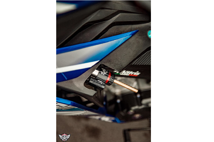 Để có thể gắn được mâm sau NSR150 SP, bộ gắp đơn của mẫu sportbike 2 kỳ này cũng đã được "phẫu thuật" vào cho Winner 150. Dù thay đổi tới kết cấu, nhưng độ an toàn và cảm giác lái của chiếc xe vẫn hoàn toàn không bị ảnh hưởng - thậm chí còn vượt trội hơn so với Winner nguyên bản nhờ cây phuộc Nitron monoshock và lốp bám đường Metzeler Sportec.