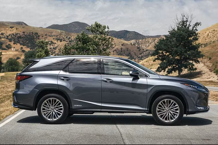 Trong đó, Lexus GX 2020 facelift mới sở hữu kiểu dáng mới mẽ hơn trước, những điểm mới ngoại thất GX 2020 bao gồm lưới tản nhiệt và đèn pha được tinh chỉnh lại. Ngoài ra, Lexus cũng cung cấp nhiều gói hỗ trợ off-road khiến GX đáng giá hơn.