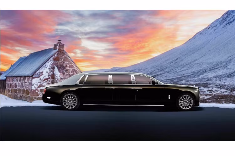 Các “thượng đế” đặt hàng xe sang Rolls-Royce Phantom VIII limousine sẽ phải chờ đợi khoảng 6 tháng để được nhận xe, đây là thời gian để Klassen thi công và thực hiện những thay đổi bên trong chiếc limousine bao gồm hệ thống đa phương tiện iMac, kết nối Wi-Fi, CD/DVD và hệ thống âm thanh cao cấp từ thương hiệu Bang &amp; Olufsen, đèn trang trí nội thất để tăng giá trị hưởng thụ tối đa cho các ông chủ phía sau.