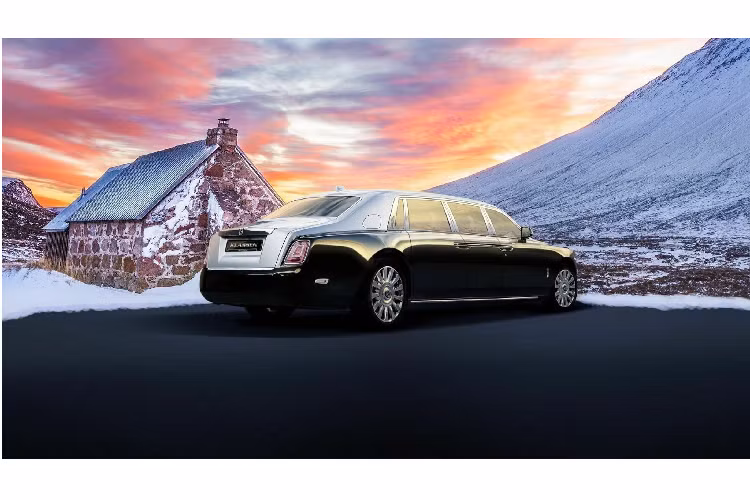 Trên thị trường, Phantom VIII là dòng sedan full-size sang trọng bậc nhất hiện nay với đẳng cấp, thương hiệu và vị thế nằm tách biệt so với các đối thủ như Mercedes-Maybach S-Class hay Bentley Mulsanne. Giá xe Rolls-Royce Phantom VIII này được định giá tới 3,3 triệu USD.