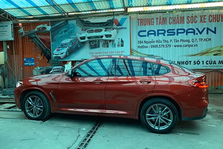 Giá xe BMW X4 mới này chưa được tiết lộ. Trong danh sách giá tính phí trước bạ vừa được Bộ Tài chính bổ sung, giá của BMW X4 M40i là 3,4 tỷ đồng, phiên bản X4 xDrive20i xLine chính hãng là 2,959 tỷ đồng.