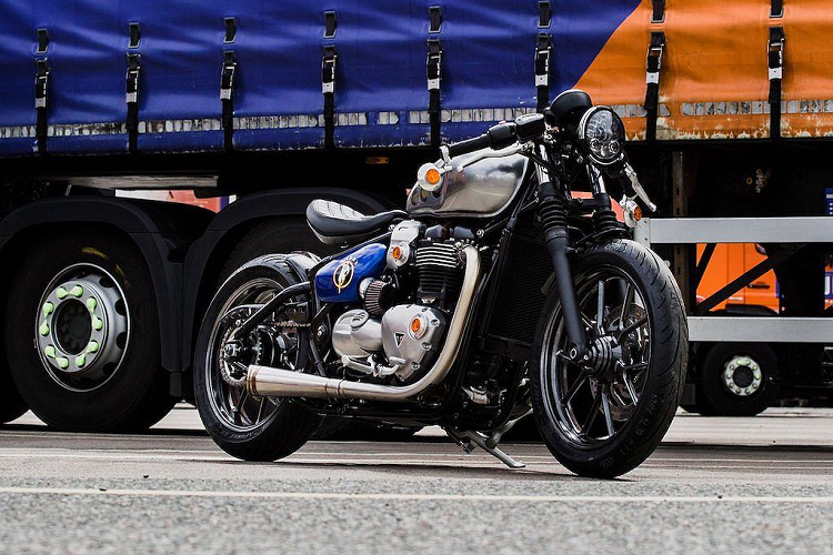 Chi nhánh Triumph Glasgow lại một lần nữa gây bất ngờ với cảm hứng lấy từ Irn-Bru - loại nước có ga được mệnh danh là thức uống truyền thống thứ 2 của Scotland sau Whisky. Ngoài tông màu cam-xanh truyền thống của Irn-Bru, chiếc xe còn sở hữu những điểm đặc biệt khác như nắp xăng hình nắp bật của lon nước, ghi-đông clip-on thấp, đèn pha JW Speaker LED và cặp mâm một lần nữa lấy từ Street Twin.