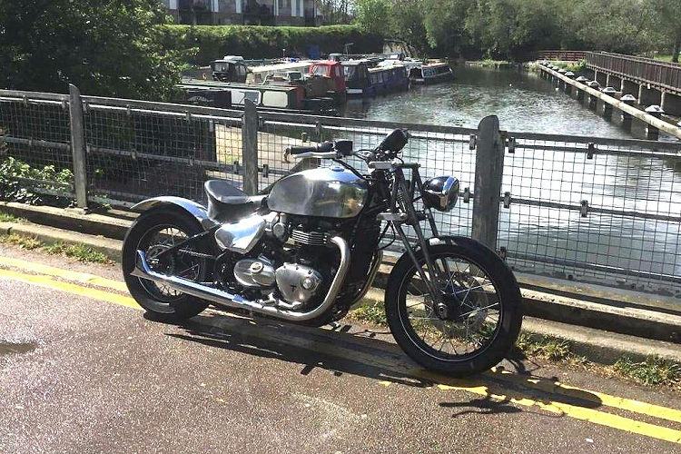 Tiếp tục đi theo hướng hoài cổ, nhưng chiếc Bobber của Triumph East London còn đi xa hơn nữa khi đưa chiếc xe trở về những năm 30 của Thế kỷ XX. Lấy cảm hứng từ chiếc Speed Twin thế hệ đầu tiên, bản độ này có giảm xóc trước dạng girder và thân xe mạ chrome.