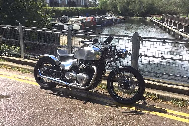 Tiếp tục đi theo hướng hoài cổ, nhưng chiếc Bobber của Triumph East London còn đi xa hơn nữa khi đưa chiếc xe trở về những năm 30 của Thế kỷ XX. Lấy cảm hứng từ chiếc Speed Twin thế hệ đầu tiên, bản độ này có giảm xóc trước dạng girder và thân xe mạ chrome.