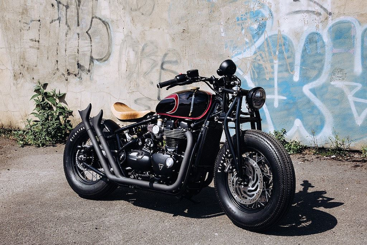 Tiếp tục là một bản độ tôn vinh quá khứ của Triumph, A1 Moto Services đã khiến chiếc Bobber Black có vẻ ngoài tương tự những dòng xe như Trophy TR5 1949 và Thunderbird 1950.