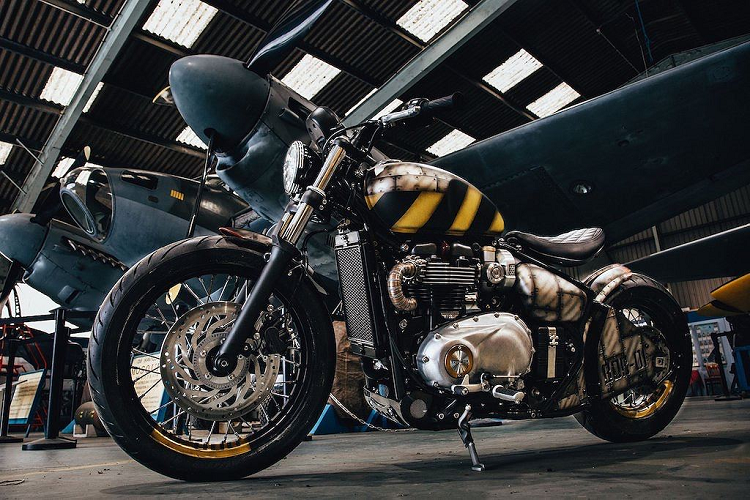 Ngay từ khi bắt tay tạo ra bản độ để tham gia cuộc thi, Peterborough Triumph đã luôn muốn tạo ra một chiếc xe với cảm hứng từ ngành hàng không. Họ đã cân nhắc lấy ý tưởng từ nhiều loại máy bay khác nhau, nhưng cuối cùng đã chọn máy bay đánh bom de Havilland Mosquito bởi lòng tự hào dân tộc.