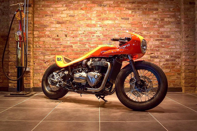 Lấy ý tưởng từ chính chiếc cafe racer Thruxton 1200 của Triumph hiện tại, đại lý Laguna Motorcycles Ashford đã tạo ra một bản độ Bobber theo phong cách cafe racer. Bộ quây gió trước là tùy chọn dành cho dòng Thruxton, trong khi thân xe nguyên bản của Bobber đã được thay bằng thân liền khối chạy dọc từ bình xăng tới đuôi xe.