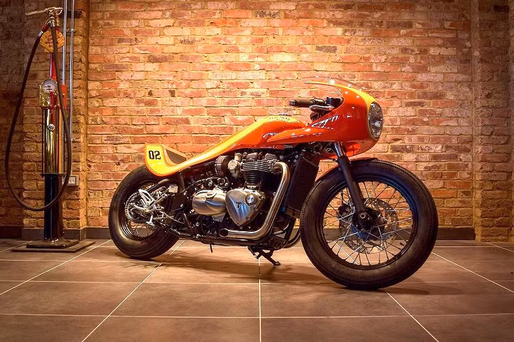 Lấy ý tưởng từ chính chiếc cafe racer Thruxton 1200 của Triumph hiện tại, đại lý Laguna Motorcycles Ashford đã tạo ra một bản độ Bobber theo phong cách cafe racer. Bộ quây gió trước là tùy chọn dành cho dòng Thruxton, trong khi thân xe nguyên bản của Bobber đã được thay bằng thân liền khối chạy dọc từ bình xăng tới đuôi xe.