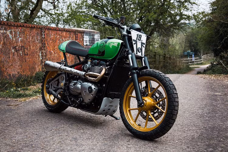 Một bộ khung phụ mới đã được họ gắn vào phía sau phần đuôi thấp của Bobber để tạo điểm tựa cho bộ yên solo từ Thruxton, trong khi cặp bánh xe được lấy từ dòng Street Twin.