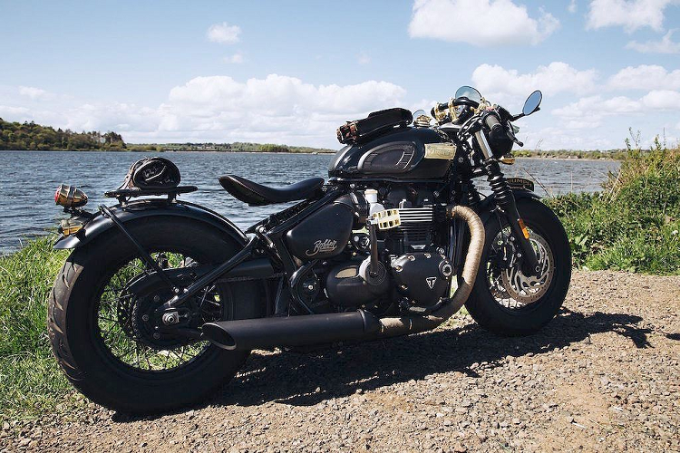 Phillip McCallen Motorcycles đã quyết định lấy chiếc Bobber Black bình thường và biến nó trở thành một mẫu xe tốc độ mang cảm hứng từ trước Thế chiến II, sử dụng một loạt các phụ kiện chính hãng của Triumph và nhiều điểm nhấn bằng đồng.