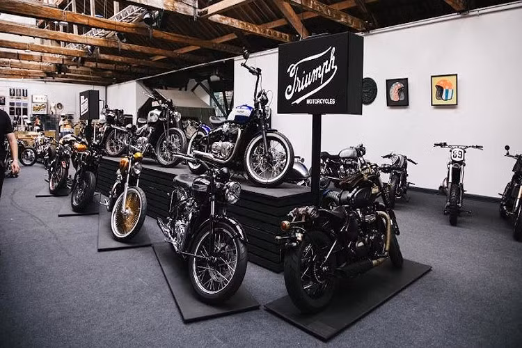 Hiện tại nhiều mẫu môtô đời mới đã được thiết kế để dễ dàng độ lại theo nhiều phong cách khác nhau, và bản thân chính các hãng xe cũng sáng tạo ra một danh sách dài các tùy chọn cá nhân hóa, hay tự tổ chức các cuộc thi độ xe. Đi theo xu hướng này, Triumph đã lần đầu tiên tổ chức cuộc thi mang tên Bobber Build-Off dành riêng cho xe môtô Triumph Bobber.