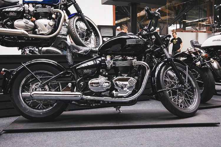 Bản độ của JS Gedge trông giống như một chiếc mô tô cổ từ khoảng những năm 1945 và là một sự vinh danh dòng Bonneville. Những đặc điểm như logo Triumph đặt trong sọc ngang trên bình xăng, dè trước kéo dài, yên solo da phủ kín dưới phần đệm, các chi tiết mạ bóng và tông màu đen đã đem tới cho chiếc xe vẻ ngoài sang trọng, cổ điển.