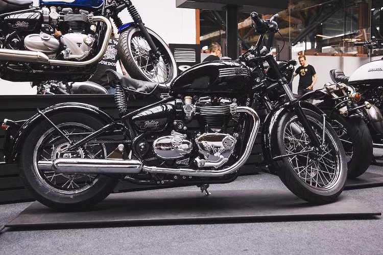 Bản độ của JS Gedge trông giống như một chiếc mô tô cổ từ khoảng những năm 1945 và là một sự vinh danh dòng Bonneville. Những đặc điểm như logo Triumph đặt trong sọc ngang trên bình xăng, dè trước kéo dài, yên solo da phủ kín dưới phần đệm, các chi tiết mạ bóng và tông màu đen đã đem tới cho chiếc xe vẻ ngoài sang trọng, cổ điển.