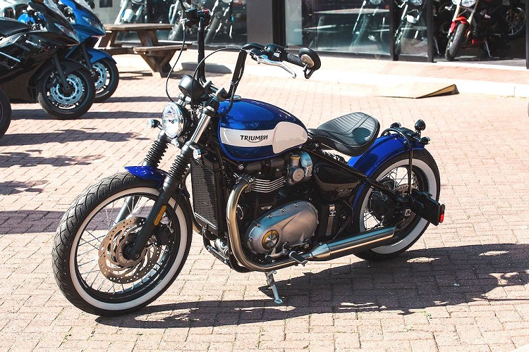 Ngược lại với Jack Lilley, bản độ của Bulldog Triumph lại là chiếc xe gần với nguyên bản nhất tham gia cuộc thi Build-off 2019. Về cơ bản, đai lý này chỉ thay đổi màu sơn, lắp cặp lốp viền trắng cỏ điển và sử dụng một số phụ kiện chính hãng như ghi-đông ape hanger, pad biển số gập...