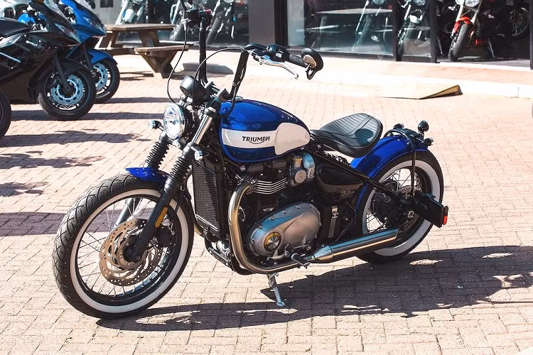 Ngược lại với Jack Lilley, bản độ của Bulldog Triumph lại là chiếc xe gần với nguyên bản nhất tham gia cuộc thi Build-off 2019. Về cơ bản, đai lý này chỉ thay đổi màu sơn, lắp cặp lốp viền trắng cỏ điển và sử dụng một số phụ kiện chính hãng như ghi-đông ape hanger, pad biển số gập...