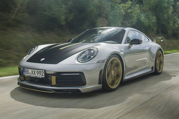 Trong đó, hai thanh chống của cánh gió đuôi được làm bằng Makrolon giống như thủy tinh, đó là một loại polycarbonate trong suốt và có độ bền cực cao.