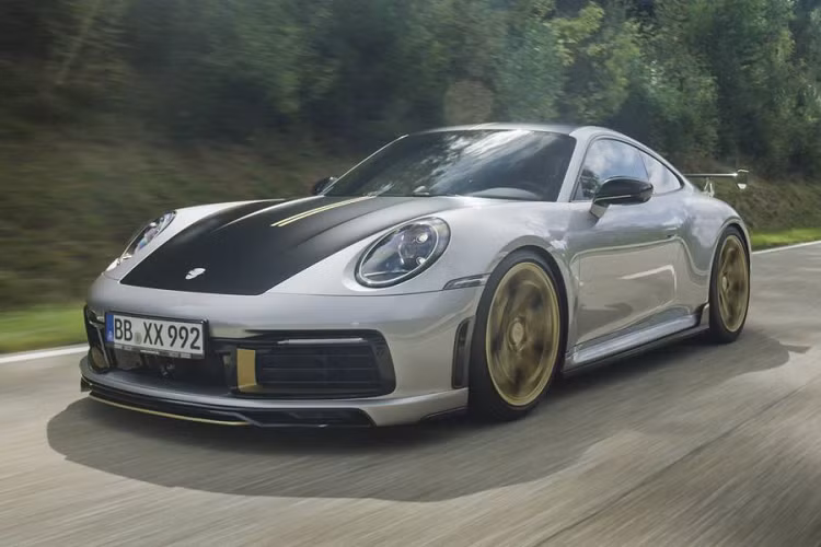 Trong đó, hai thanh chống của cánh gió đuôi được làm bằng Makrolon giống như thủy tinh, đó là một loại polycarbonate trong suốt và có độ bền cực cao.