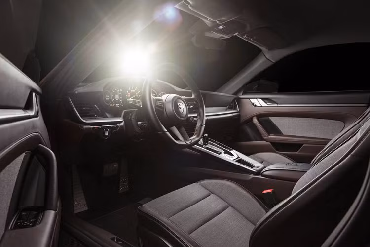 Về nội thất, TechArt giúp cabin của 911 mới nổi bật hơn với các tùy chỉnh bằng da và len, sự kết hợp này lần đầu tiên được giới thiệu trên Porsche Cayenne vào năm ngoái. Những lựa chọn khác gồm bệ cửa sợi carbon chiếu sáng, bàn đạp nhôm, vô lăng thể thao...