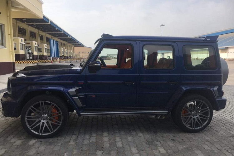 Về thiết kế ngoại thất, mẫu Mercedes-AMG G63 độ Brabus thứ ba cập bến Việt Nam vẫn mang dáng vẻ hầm hố và lầm lì theo đúng phong cách "xe tăng" của nhà độ Brabus. "Ông vua địa hình" thuộc phiên bản Brabus 800 Widestar, sở hữu nước sơn ngoại thất màu xanh Brilliant Blue lạ mắt, khác với các màu sơn cơ bản trắng/đen truyền thống thường gặp.