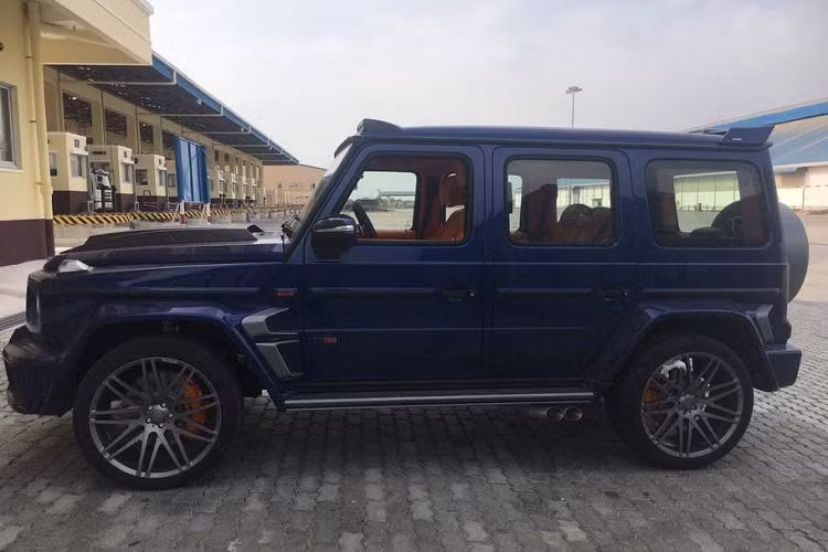 Về thiết kế ngoại thất, mẫu Mercedes-AMG G63 độ Brabus thứ ba cập bến Việt Nam vẫn mang dáng vẻ hầm hố và lầm lì theo đúng phong cách "xe tăng" của nhà độ Brabus. "Ông vua địa hình" thuộc phiên bản Brabus 800 Widestar, sở hữu nước sơn ngoại thất màu xanh Brilliant Blue lạ mắt, khác với các màu sơn cơ bản trắng/đen truyền thống thường gặp.