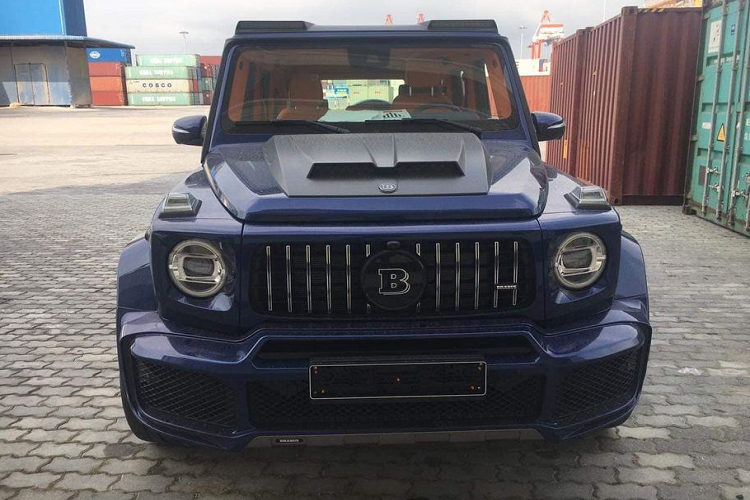 Được biết, mẫu xe Mercedes-AMG G63 độ Brabus này được một công ty chuyên nhập khẩu xe tư nhân nhập về, cùng lô với cặp xế sang Range Rover và đang có mặt tại cảng biển Bà Rịa, Vũng tàu.