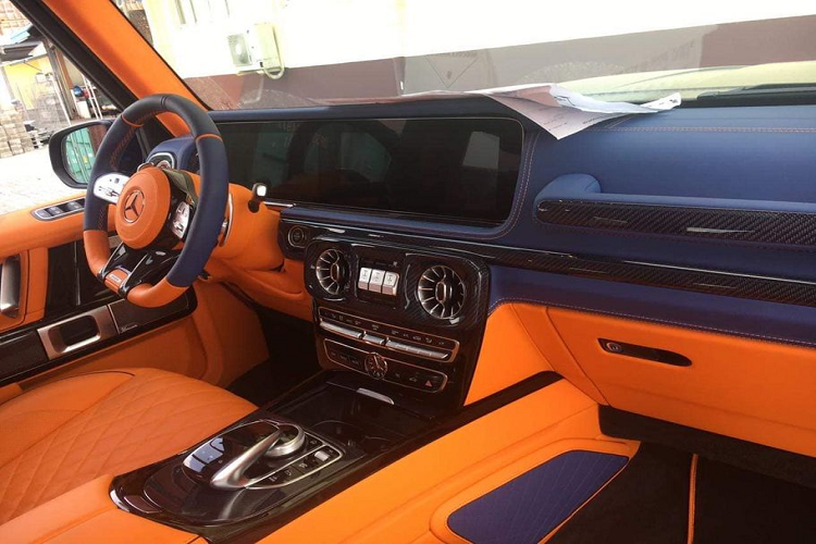 Không gian cabin của Mercedes-AMG G63 độ Brabus trong bài viết chứa đựng sự xa xỉ và đẳng cấp đúng theo hơi hướng nhà mốt Hermes. Cách phối màu da xanh-cam đặc biệt đã mang tới cho khoang cabin sự mới lạ và độc đáo. Nhiều quan điểm cho rằng, cách phối màu trong khoang nội thất này mang phong cách của tầng lớp thượng lưu trung đông.