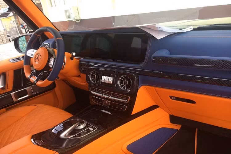 Không gian cabin của Mercedes-AMG G63 độ Brabus trong bài viết chứa đựng sự xa xỉ và đẳng cấp đúng theo hơi hướng nhà mốt Hermes. Cách phối màu da xanh-cam đặc biệt đã mang tới cho khoang cabin sự mới lạ và độc đáo. Nhiều quan điểm cho rằng, cách phối màu trong khoang nội thất này mang phong cách của tầng lớp thượng lưu trung đông.