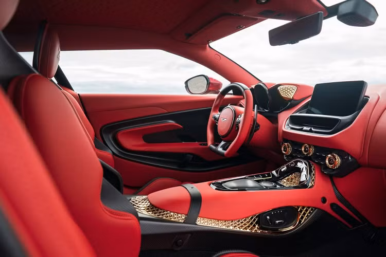 Việc hoàn thiện này đòi hỏi gần 100 giờ thời gian in với sự đánh bóng và xử lý hậu kỳ bổ sung của các chuyên gia của công ty để có được lớp hoàn thiện sáng bóng hoàn hảo. Giá bản Aston Martin DBS GT Zagato và DB4 GT Zagato cả cặp sẽ ở mức 6 triệu Bảng Anh (tương đương 7,39 triệu USD) và chỉ được sản xuất giới hạn 19 cặp.