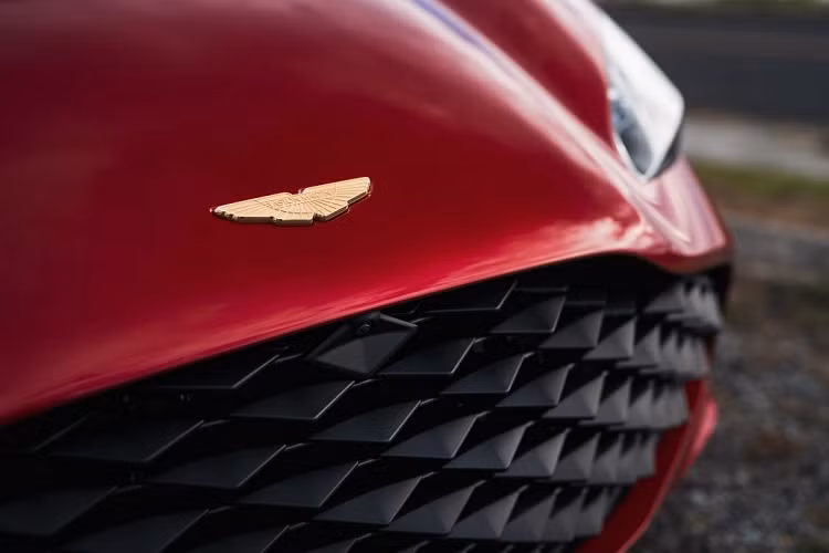 Không chỉ sử dụng vật liệu sợi carbon có thiết kế đặc biệt, chiếc xe này còn được được mạ vàng ở một số chi tiết như logo bằng vàng 18 carat, hai bên hông được mạ vàng, tương tự với bánh xe,… Nội thất bên trong cũng được hoàn thiện với nhiều chi tiết mạ vàng, giống với bên ngoài.