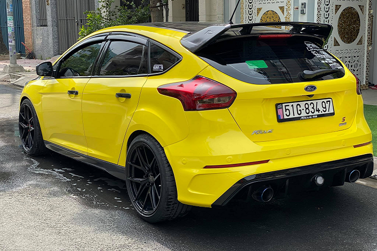 Ở bên trong, chỉ riêng dàn âm thanh 8 loa của các thương hiệu Kicker và Helix đã ngốn tới 200 triệu đồng. Ngoài ra còn có rất nhiều món độ nhỏ khác như 2 ghế trước hiệu Takata Sport trị giá 30 triệu đồng, vô lăng carbon, đồng hồ thông tin kiểu thể thao, các camera hai bên hông,…