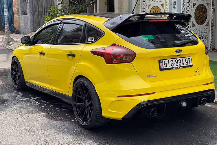 Ở bên trong, chỉ riêng dàn âm thanh 8 loa của các thương hiệu Kicker và Helix đã ngốn tới 200 triệu đồng. Ngoài ra còn có rất nhiều món độ nhỏ khác như 2 ghế trước hiệu Takata Sport trị giá 30 triệu đồng, vô lăng carbon, đồng hồ thông tin kiểu thể thao, các camera hai bên hông,…