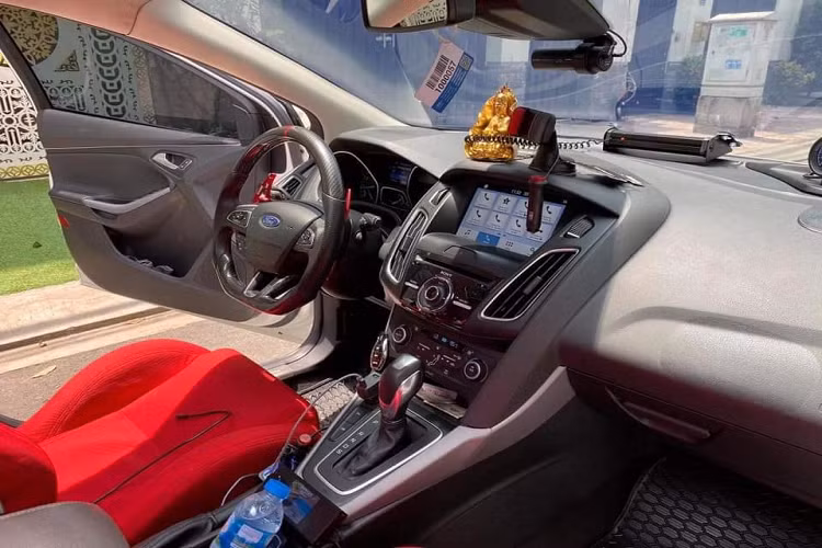 Dù trang bị thêm rất nhiều “đồ chơi” có giá trị cũng như giá bán lại khá tốt nhưng chiếc xe này cũng sẽ kén khách hơn xe nguyên bản do nhiều người quan niệm xe đã mất “zin”, không còn nguyên bản.