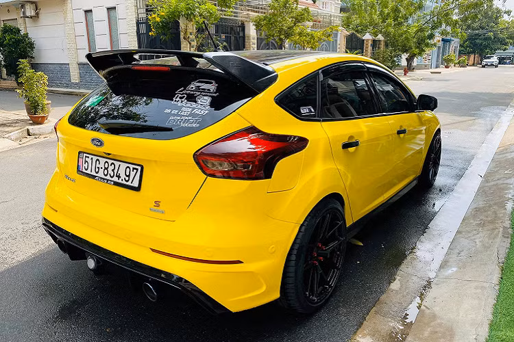 Hiện xe ôtô Ford Focus đã bị khai tử tại Việt Nam, trước đó chi phí lăn bánh của chiếc xe như bài viết đề cập vào khoảng 850 triệu đồng. Sau khi độ thêm 400 triệu đồng, giá trị của chiếc xe lên tới 1,25 tỉ đồng. Như vậy chủ xe đã chịu lỗ gần 500 triệu đồng khi muốn bán đi chiếc xe này.