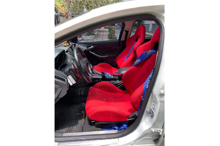 Đối với những người mê độ xe thì chiếc Ford Focus giá rẻ này là món hời khi xe đã được độ sẵn và bán lại với giá hợp lý hơn nhiều so với mua xe mới và độ lại tương đương.
