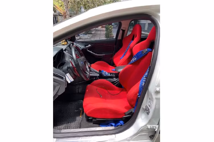 Đối với những người mê độ xe thì chiếc Ford Focus giá rẻ này là món hời khi xe đã được độ sẵn và bán lại với giá hợp lý hơn nhiều so với mua xe mới và độ lại tương đương.