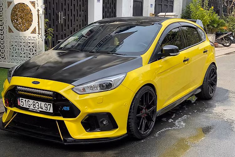 Ngoại hình chiếc xe Ford Focus độ bodykit này theo phong cách của phiên bản RS tại thị trường nước ngoài. Bộ mâm đi kèm có kích thước 19 inch hiệu Forgeo và lốp Michelin thể thao có giá trị lên tới 50 triệu đồng, xe độ thêm ống xả Res có thể bật/tắt với giá 38 triệu đồng.